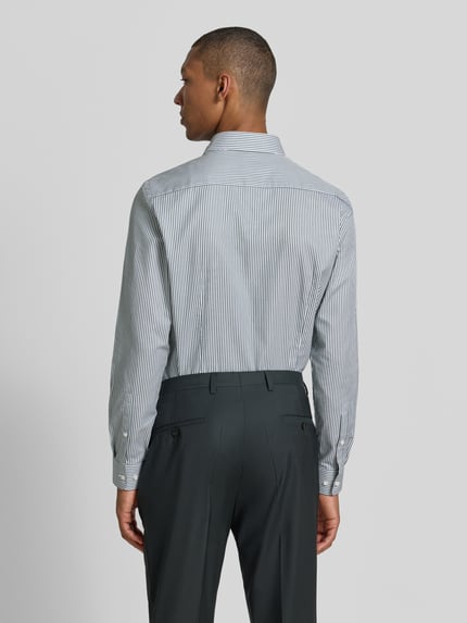 Männermodel trägt Slim Fit Business-Hemd mit Kentkragen von Jake*s, feine Streifen, Reine Baumwolle, Ganzkörperansicht Rückansicht. Kontext: Slim Fit, Kentkragen, Knopfleiste, Sportmanschetten, abgerundeter Saum, verlängerter Rücken, Rückenlänge bei Größe 39/40: 78 cm, Schulterbreite: 47 cm, Ärmellänge: 66 cm.