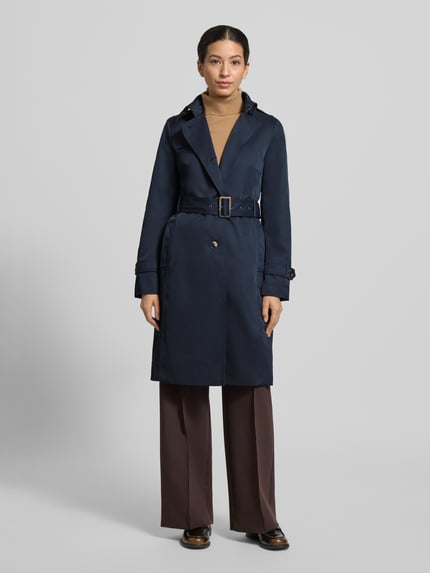 Vrouwenmodel draagt 'Mantel mit Stoffgürtel' van Jake*s Casual, donkerblauw, getailleerd, stoffen ceintuur, steekzakken, knoopsluiting, katoenmix, voorkant volledig zichtbaar, frontale lichaamsopname.