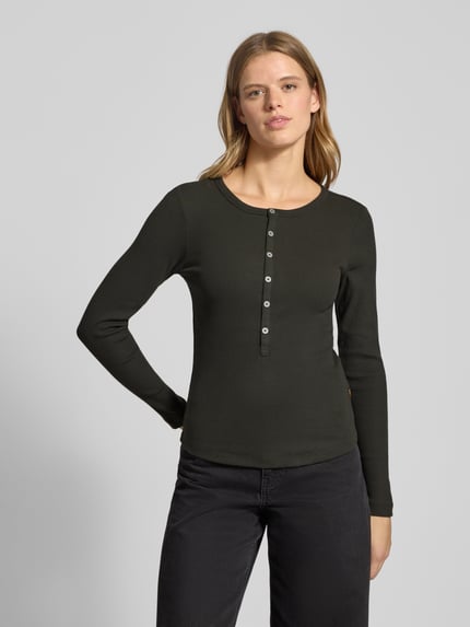 Frauenmodel trägt Slim Fit Longsleeve mit Rundhalsausschnitt und Knopfleiste von G-Star, Baumwoll-Elasthan-Mix, Ganzkörperansicht von vorne. Rückenlänge bei Größe S 58 cm.