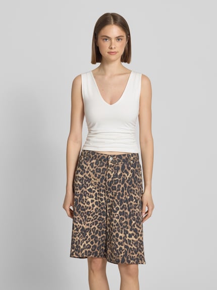 Frauenmodel trägt Slim Fit Trägertop mit Raffungen und V-Ausschnitt Modell 'MY' von Topshop, Weiß, glatte Textur, Ganzkörperansicht von vorne.