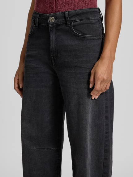 Vrouwenmodel draagt Barrel Fit jeans uit katoenmix model 'Lissie boldy' van OPUS in donkergrijs, Dames jeans, close-up taille tot knie.