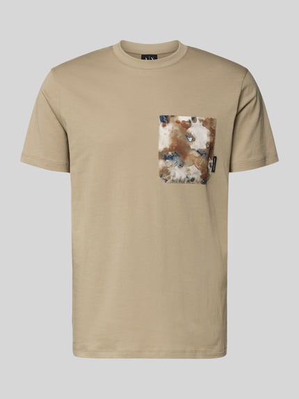 Produktfoto, T-Shirt mit Brusttasche von ARMANI EXCHANGE in Beige aus reiner Baumwolle, gerader Schnitt, Rundhalsausschnitt, kontrastierende gemusterte Brusttasche, Label-Detail