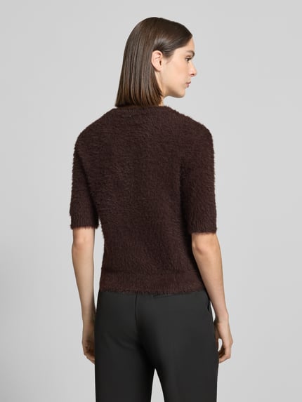 Modelka kobieca nosi brązowy Regular Fit Pullover aus Baumwoll-Mix od ROBE LÉGÈRE, tekstura miękka, proste kształty, widok całej sylwetki z tyłu.