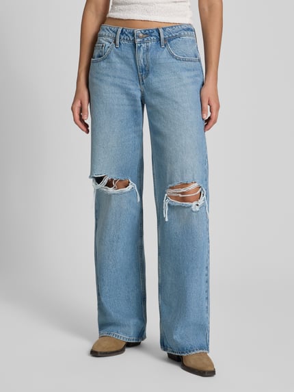 Frauenmodel trägt hellblaue Loose Fit Jeans aus reiner Baumwolle Modell '300®' von Levi's® 300, Damen Straight Fit Jeans, Ganzkörperansicht von vorne.