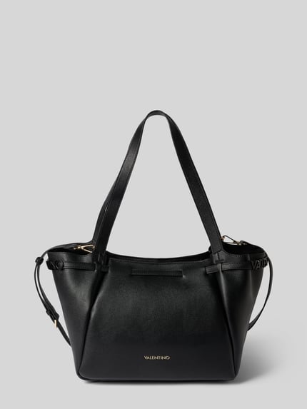 Produktfoto, schwarze Handtasche mit Label-Applikation Modell 'MEDEA' von VALENTINO BAGS, strukturierte Oberfläche, goldene Details, Damen Handtasche mit Magnetverschluss, Tragehenkel und Schulterriemen, Größe 34x30x18 cm, Länge Schulterriemen 120 cm