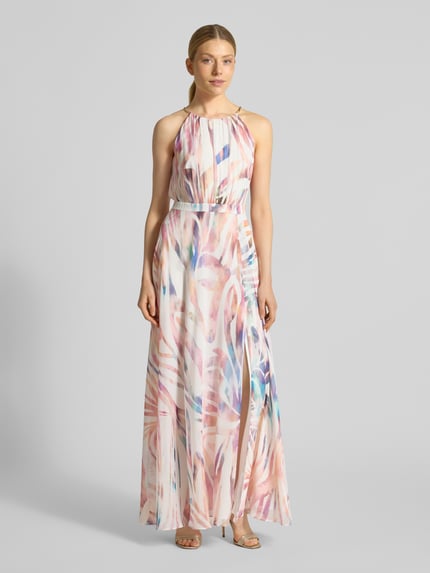 Kobiece model prezentuje Abendkleid mit rückseitigem Schlüsselloch-Ausschnitt von Swing, różowe i niebieskie wzory, krój slim fit, okrągły dekolt, ozdobne ramiączka z perełkami, z tyłu wycięcie na guzik i zamek, długość pleców w rozmiarze 36: 143 cm, szerokość w rozmiarze 36: 34 cm, widok całej sylwetki z przodu.