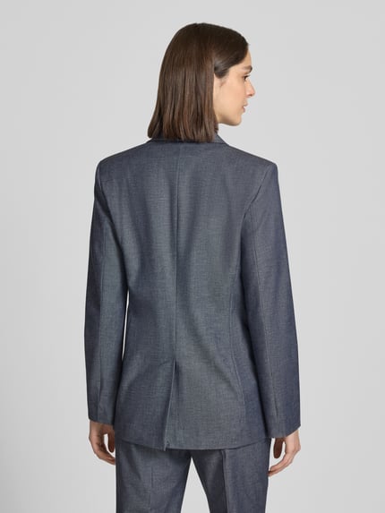 Modelka nosi Relaxed Fit Blazer in eleganter Denim-Optik von Jake*s Collection, mieszanka materiałów z dodatkiem wiskozy, krój relaxed fit, tkanina stylizowana na denim, kołnierz z połami, kieszenie z wypustkami, zapięcie na guzik, długość tyłu w rozmiarze 36: 72 cm, szerokość w rozmiarze 36: 47 cm, długość rękawów w rozmiarze 36: 64 cm, widok całej sylwetki z tyłu.