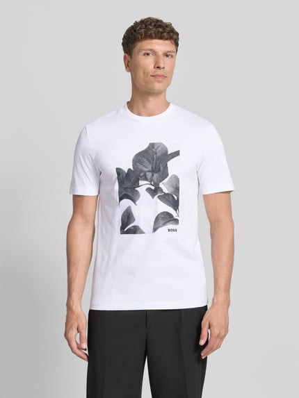 Männermodel trägt Herren T-Shirt von BOSS Regular Fit T-Shirt aus reiner Baumwolle Modell 'C-THOMPSON 239', Optik: unifarben, Motiv-Print, Rundhals, Kurzarm, Materialverarbeitung: Jersey, Material: reine Baumwolle, Ganzkörperansicht von vorne.