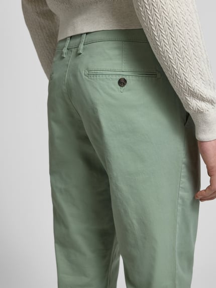 Mannermodel draagt lichtgroene Stoffhose met Gesäßtaschen van Christian Berg Men, katoenmix, rechte snit, detailopname rug.