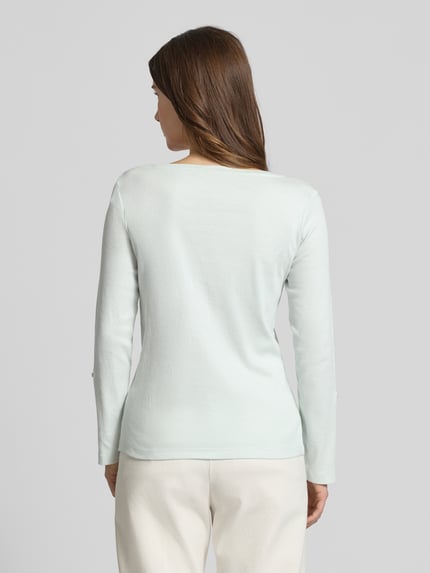 Frauenmodel trägt Regular Fit Langarmshirt aus Baumwoll-Mix von Tom Tailor in unifarbenem Two Tone mit Rippstrick, Ganzkörperansicht Rückansicht.