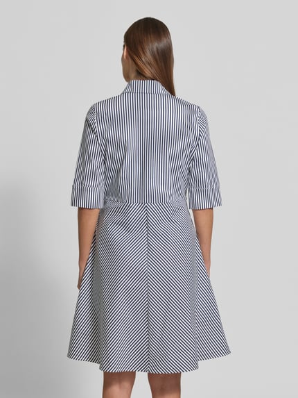 Frauenmodel trägt knielanges Hemdblusenkleid mit Bindegürtel von Christian Berg Woman Selection im Streifenmuster, Baumwoll-Elasthan-Mix, Ganzkörperansicht Rückansicht.