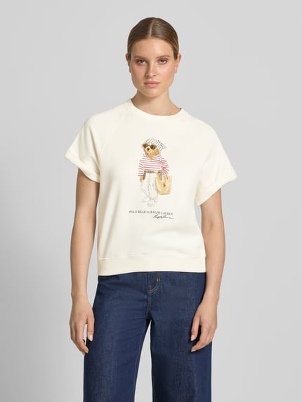 Frauenmodel trägt Regular Fit Sweatshirt mit Polo-Bear-Print von Polo Ralph Lauren, Optik: Unifarben, Baumwoll-Mix, Ganzkörperansicht von vorne.