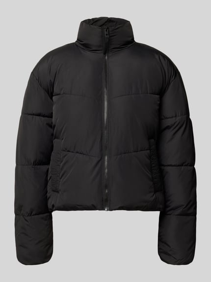 Produktfoto, schwarze Steppjacke mit Stehkragen und Eingrifftaschen von JJXX im Regular Fit, glatte Textur, moderner Schnitt