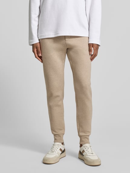 Männermodel trägt Sweatpants mit elastischem Bund von Polo Ralph Lauren, Baumwoll-Mix, lockerer Schnitt, seitliche Eingrifftaschen, Ganzkörperansicht von vorne.