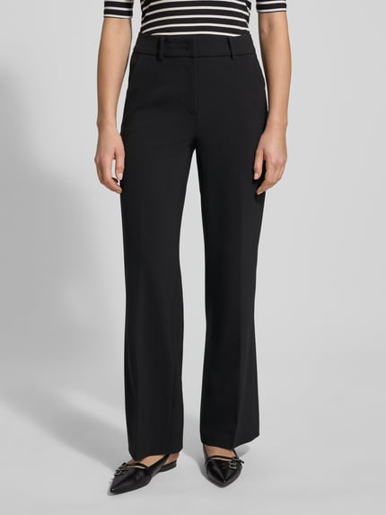 Vrouwenmodel draagt stoffen broek met bandplooien, steekzakken, achterzakken, recht model, model 'AMELIE' van Cambio, materiaalmix. Ganzkörperansicht von voren.