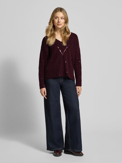 Frauenmodel trägt Strickpullover mit Paillettenbesatz von Milano Italy, lockerer Schnitt, U-Ausschnitt, weinrot, Ganzkörperansicht von vorne.