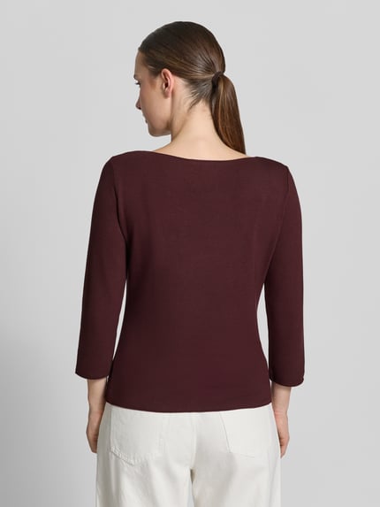 Frauenmodel trägt Regular Fit T-Shirt aus Viskose-Mix Modell 'Kirosa' von someday, bordeaux, 3/4-Arm, Rückenansicht, Ganzkörperansicht Rückansicht.