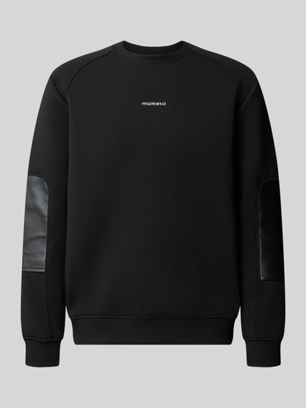 Produktfoto, Relaxed Fit Sweatshirt aus elastischem Viskose-Mix von Antony Morato, czarny kolor, Detal z logo, Okrągły dekolt, Długość tyłu w rozmiarze M: 66 cm, Długość rękawów w rozmiarze M: 64 cm