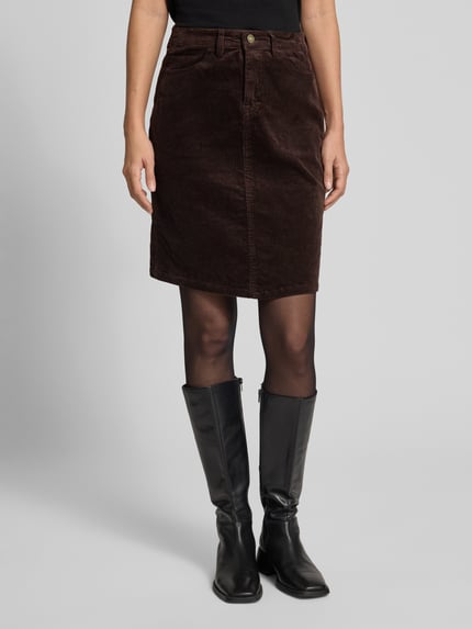 Frauenmodel trägt Cordrock mit Gesäßtaschen Modell 'Gi44anna' von ZABAIONE, dunkelbraun, Baumwoll-Mix, strukturierte Oberfläche, gerade geschnitten, Minirock mit Knopf- und Reißverschluss sowie Eingrifftaschen, Bundweite bei Größe S 37 cm, Gesamtlänge 53 cm, Ganzkörperansicht von vorne.
