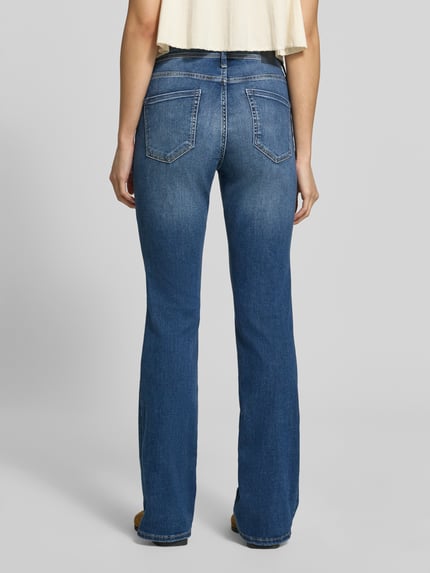 Vrouwenmodel draagt Slim Fit Bootcut-jeans uit katoenmix Model 'BEVERLY' van s.Oliver RED LABEL, blauwe tinten, geheelbeeld achteraan.