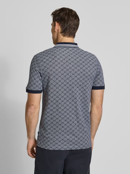 Männermodel trägt Regular Fit Poloshirt mit Logo-Muster Modell 'Jessino' von JOOP! Collection in Blau-Grau, reine Baumwolle, Ganzkörperansicht Rückansicht