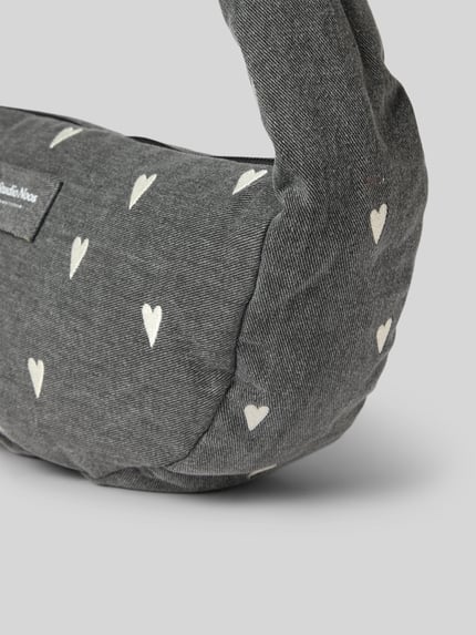 Produktfoto, Shoulder Bag aus reiner Baumwolle in Denim-Optik von Studio Noos z nadrukiem z motywem na całej powierzchni, detal z logo, kolor szary, tkanina stylizowana na denim, Główna przegroda z zamkiem błyskawicznym, pasek na ramię, Szerokość w rozmiarze 1: 38 cm, Długość w rozmiarze 1: 20 cm, Głębokość w rozmiarze 1: 8 cm, Długość paska na ramię w rozmiarze 1: 86 cm
