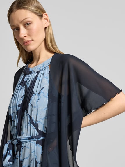 Frauenmodel trägt Bolero mit offener Vorderseite von Christian Berg Cocktail in Dunkelblau, semitransparentem Chiffon, Nahaufnahme Oberkörper.