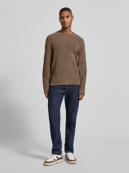 Männermodel trägt Regular Fit Pullover mit Baumwoll-Anteil von Marc O'Polo Denim, Optik: Unifarben, Passform: Regular Fit, Kragenform: Crew Neck, Ärmelform: Langarm, Materialverarbeitung: Ripp, Ganzkörperansicht von vorne.