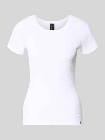 Produktfoto, T-Shirt mit Label-Detail von Marc Cain in Weiß, körpernaher Schnitt, U-Ausschnitt, elastischer Material-Mix, strukturierte Oberfläche