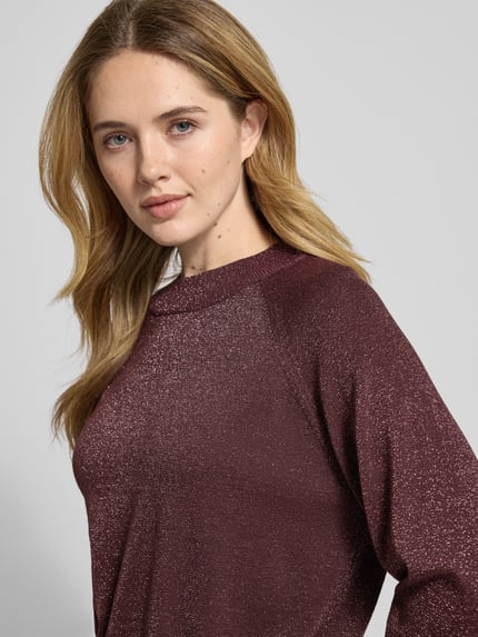 Frauenmodel trägt Strickpullover aus Viskose-Mix Modell 'MOBBE' von B.Young, Regular-Fit, Stehkragen, Nahaufnahme Oberkörper.