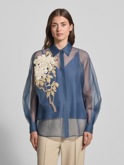 Frauenmodel trägt Regular Fit Bluse aus reiner Seide Modell 'SELIBBRA' von Max Mara Studio in Blau, semitransparenter Chiffon mit floraler Stickerei, Hemdkragen, Knopfleiste und langen Ärmeln, Zweiteiler, Ganzkörperansicht von vorne.