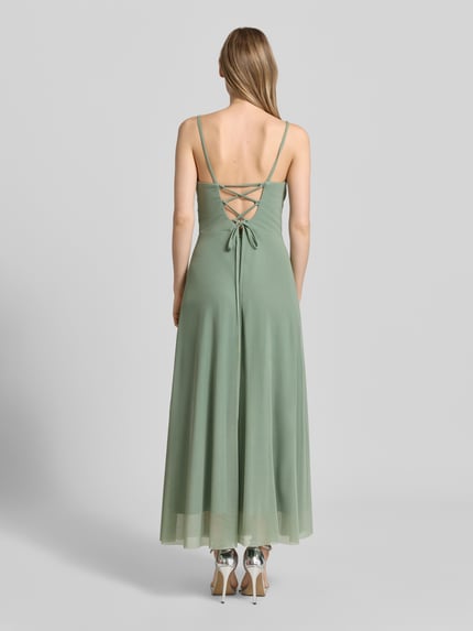 Frauenmodel trägt Cocktailkleid mit Drapierungen von TROYDEN COLLECTION in Grün aus Mesh, Taillierter Schnitt, Midikleid, Rückenlänge 112 cm, Ganzkörperansicht Rückansicht.
