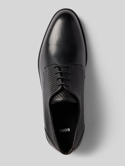 Produktfoto, czarne buty sznurowane z gładkiej i perforowanej skóry, model 'TAYIL' od BOSS, elegancka faktura, obuwie męskie
