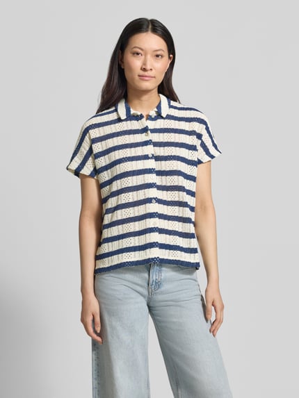 Vrouwenmodel draagt Regular Fit poloshirt met doorlopende knoopsluiting van Christian Berg Woman, puur katoen, all-over look, ruglengte bij maat S 61 cm, vooraanzicht van het hele lichaam.
