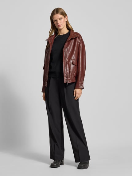 Vrouwenmodel draagt Regular Fit Jacke in Lederoptik aus Viskose-Mix Modell 'JULIA' van Only in effen bordeaux, zachte textuur, vooraanzicht.
