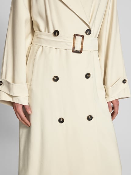 Frauenmodel trägt Mantel mit Reverskragen von Jake*s Casual, lockerer Schnitt, Taillengürtel, Knopfverschluss, Eingrifftaschen, Ärmelriegel, Nahaufnahme Oberkörper.