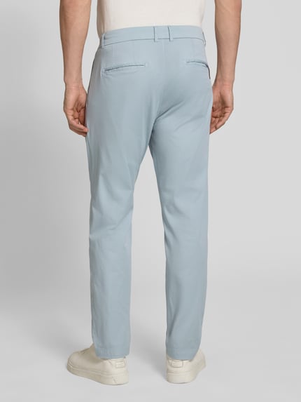Männermodel trägt hellblaue Anzughose mit Biesen und französischen Eingrifftaschen von CINQUE, Baumwoll-Mix, Straight Fit, Ganzkörperansicht Rückansicht