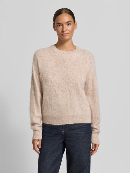 Frauenmodel trägt Regular Fit Pullover aus reinem Kaschmir von Jake*s Casual in hellem Beige mit weicher Textur, Ganzkörperansicht von vorne.