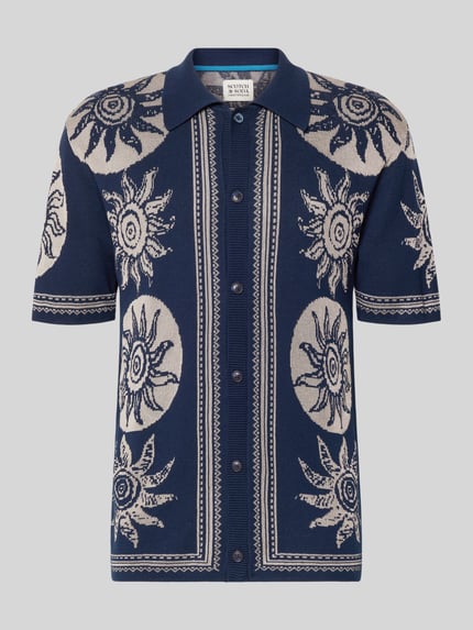 Produktfoto, Strickshirt mit Polokragen und Knopfleiste von Scotch & Soda, Baumwoll-Viskose-Mix im Allover-Look, Regular-Fit, marineblau mit beigem Muster