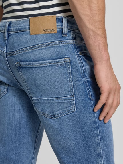 Männermodel trägt Regular Fit Jeans mit Eingrifftaschen von MCNEAL, Used-Look, Baumwoll-Elasthan-Mix, Nahaufnahme Rückansicht.