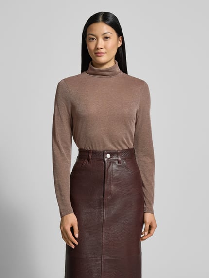 Vrouwenmodel draagt Shirt met lange mouwen van viscosemix, regular fit, model 'ZERAFNE' van Drykorn met col, ruglengte 59 cm, Ganzkörperansicht von voren.
