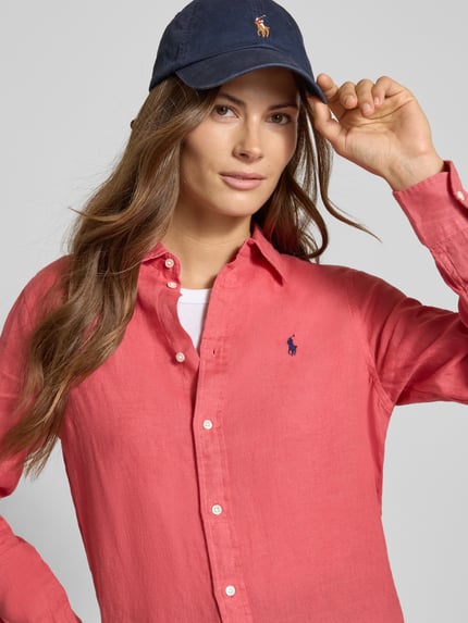 Vrouwenmodel draagt Overhemdblouse met knoopsluiting van Polo Ralph Lauren in zuiver linnen, los model, overhemdkraag, labelstitching, ruglengte 70 cm, mouwlengte 58 cm. Nahaufnahme Oberkörper.