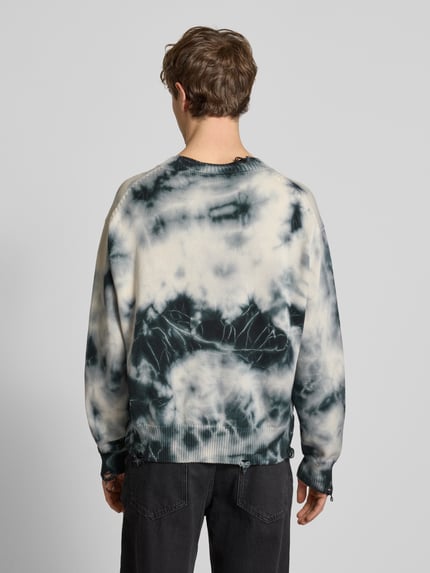 Männermodel trägt Relaxed Fit Pullover aus reiner Baumwolle Modell 'SESTROY' von Hugo Blue im Batikmuster mit Used Look, Ganzkörperansicht Rückansicht.