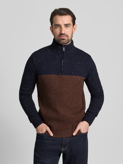 Männermodel draagt Regular Fit Troyer aus Baumwoll-Mix van Tom Tailor, melange look, color blocking, ribstructuur, logo-patch, voorkant, bovenlichaam close-up.