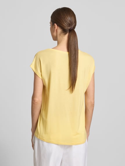 Kobiece modelka nosi damski t-shirt Relaxed Fit T-Shirt aus Lyocell-Mix Modell 'AVA' od Vero Moda, efekt: jednolity kolor, mieszanka lyocellu, okrągły dekolt, krótki rękaw, zakończenie rękawów: brzeg, widok całej sylwetki z tyłu