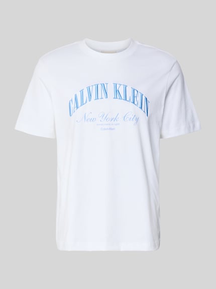 Produktfoto, weißes T-Shirt mit Label-Stitching von Calvin Klein Jeans aus reiner Baumwolle, Rundhalsausschnitt, Slim Fit, dezentes Logo in Hellblau.