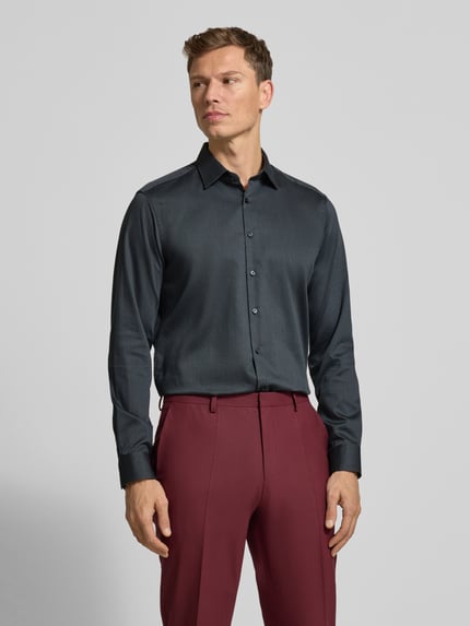Männermodel trägt Regular Fit Business Hemd aus Baumwolle mit Kentkragen von Jake*s, dunkel, glatte Textur, Ganzkörperansicht von vorne