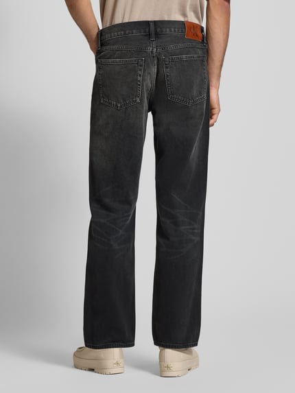 Mannenmodel draagt Jeans mit 5-Pocket-Design van Calvin Klein Jeans in zwart, rechte fit, katoen, labeldetail, achteraanzicht full-body.