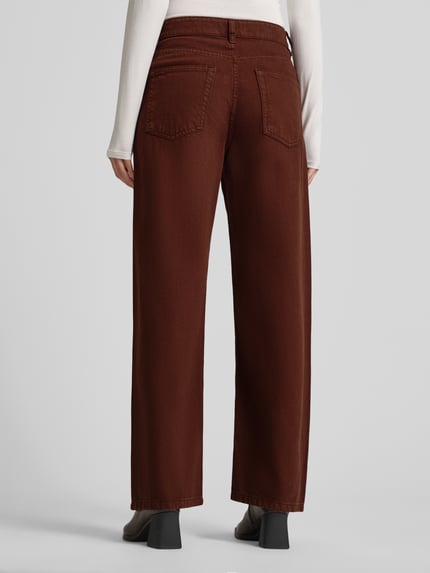 Frauenmodel trägt Loose Fit Jeans mit 5-Pocket-Design Modell 'CAROL' von Mango in Braun, Reine Baumwolle, Lockerer-Schnitt, Ganzkörperansicht Rückansicht.