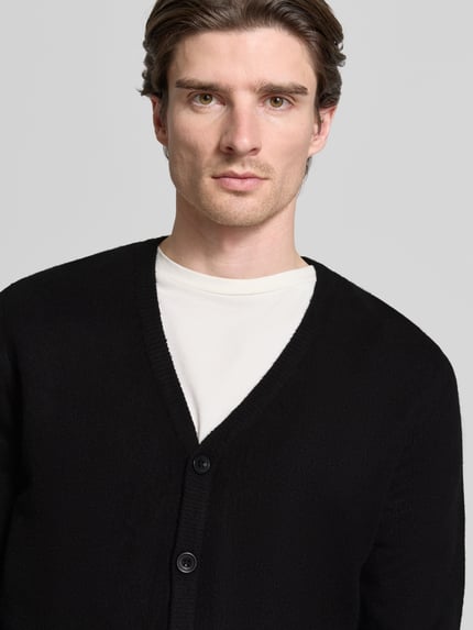 Mannelijk model draagt Strickjacke mit Knopfleiste Modell 'HEINE' van Casual Friday, zwart, katoenmix, ribboorden, V-hals, knopen, Nahaufnahme bovenlichaam.